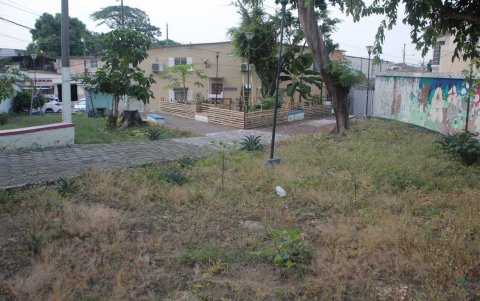 El descuido del parque contrasta con el huerto urbano que nació de la iniciativa ciudadana.