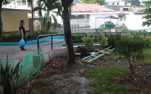 Restos de lo que fue una máquina para mascotas quedaron en una zona de este parque inaugurado en 2020, en la etapa 11 de la Alborada.
