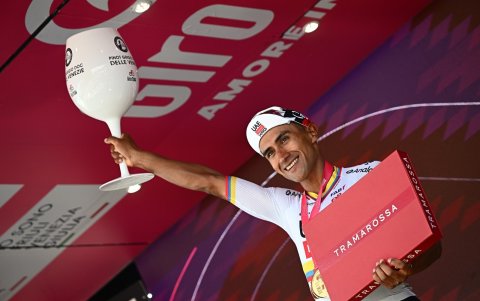 El ecuatoriano Jhonatan Narváez subió por tercera vez en esta edición del Giro de Italia, convirtiéndose en el segundo latinoamericano histórico en hacerlo.