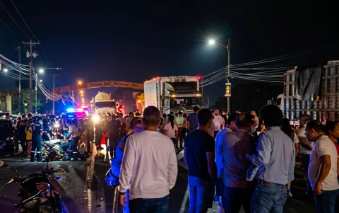 Los protestantes de forma parcial la vía Salitre la noche del 20 de mayo, tras el accidente. 