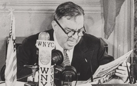 Fiorello La Guardia durante la transición de uno de los episodios de su programa de radio