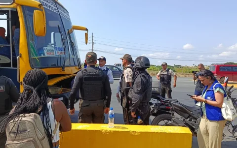 Policía bloqueó buses con familiares en Guayaquil cuando iban a protestar por condiciones