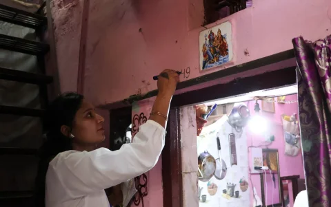 Los profesores de primaria Konain Arshad y Gunjan Jain recorren las barriadas informales de Nueva Delhi tras cumplir sus jornadas escolares.