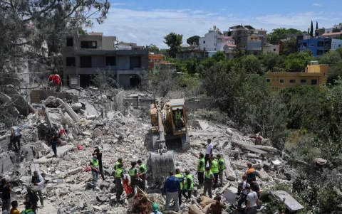 Los equipos de rescate libaneses buscan entre los escombros víctimas  un día después de que un ataque aéreo israelí impactara Líbano, el 20 de mayo de 2026.