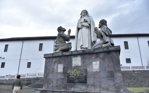 En la fachada del convento todavía permanecen placas conmemorativas relacionadas con la Batalla de Pichincha.