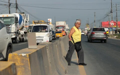 Peligro. En la vía a Salitre los peatones deben cruzar la arteria entre los vehículos. Faltan semáforos, pasos cebra y sobre todo pasos peatonales, alegan.