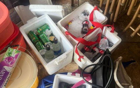 Licor encontrado en la vivienda clausurada.