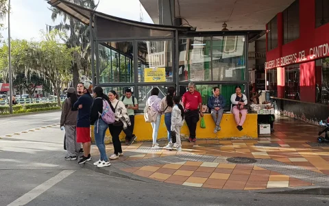 La suspensión del transporte urbano mantiene afectados a miles de ciudadanos en Loja.