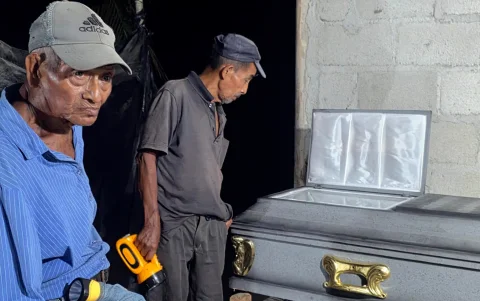 Dos familiares en el velorio de Martín Ramos en Honduras.