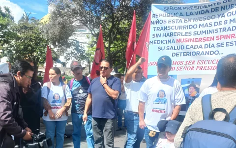 Familias reclaman en Carondelet la entrega del medicamento Nusinersen para niños con AME.