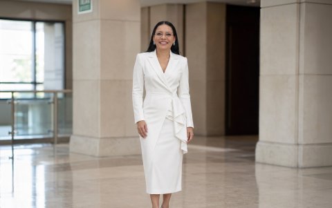 La IA le diseña un estilo más formal para el cargo que ejerce.