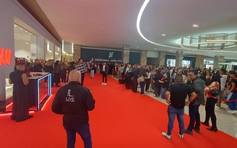 Algunas de las tiendas del nuevo centro comercial Mall del Alto lucieron llenas de personas que hacían fila para ingresar.