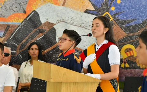 La nueva abanderada del IPAC, Giovanna Morán, ofreciendo un discurso.