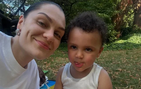 Jessie J junto a su hijo Ski