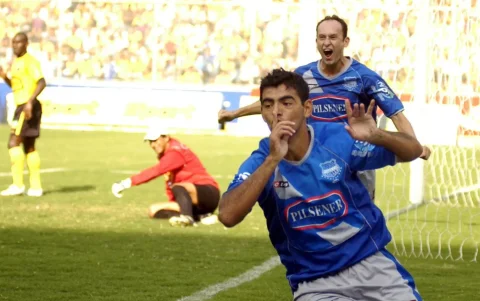 Luis Miguel Escalada celebró uno de sus goles con la camiseta del Club Sport Emelec durante su etapa como delantero del conjunto eléctrico.