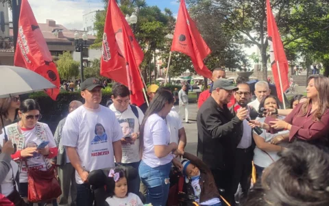 La llegada de los padres coincidió con otra protesta en la Plaza Grande, lo que generó confusión entre los manifestantes.