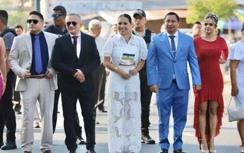 En un acto cívico las prendas con transparencias no van con el protocolo.