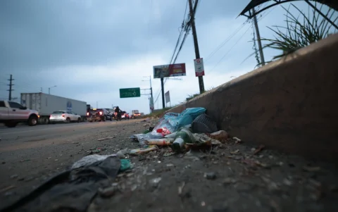 Algunas zonas lucen con basura.