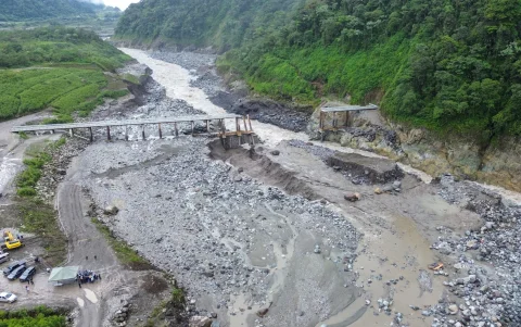 Imagen sobre la afectación estructural en el dique que protege a Coca Codo Sinclair, debido a la crecida inusual del afluente del río Quijos.