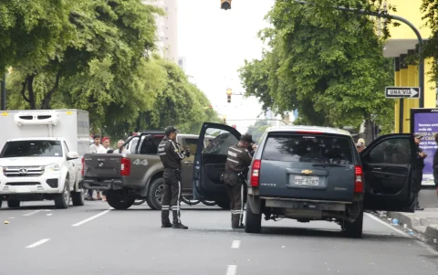 Agentes de Criminalística recabaron indicios tras el ataque armado a tres personas en Esmeraldas y Pedro Pablo Gómez, el pasado 10 de mayo.