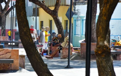 Ciudadanos denuncian que individuos consumen drogas a pocos metros del parque Centenario, a pesar de estar habilitada una EAS en el sitio.
