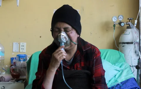 Una mujer recibe oxígeno este jueves, en un hospital en La Paz (Bolivia).