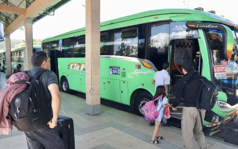 Pasajeros en el norte de Quito toman un integrado para viajar a sus destinos finales.