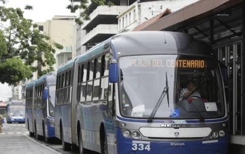 Pasajeros en la parada Caraguay de la Metrovía, señalada en testimonios por intentos de robo.