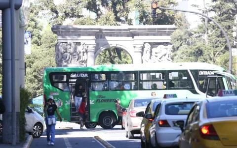 El aumento del pasaje de bus en Quito genera debate político y cuestionamientos sobre el sistema de transporte público.