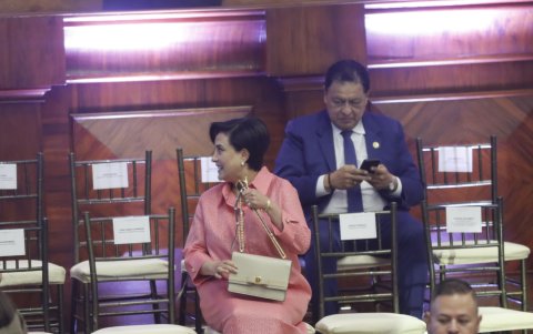 Un set en tono rosa acorde al protocolo.