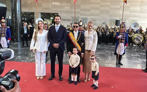 Daniel Noboa llega a la Asamblea Nacional en compañía de su familia.