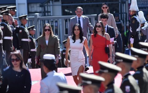Un look con abertura que iba más para un evento social no institucional.