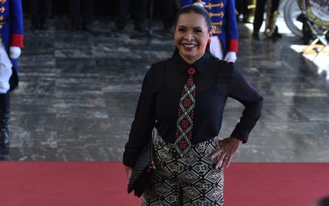 Un look demasiado saturado que no iba con la solemnidad que el acto merece.