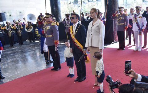 La sastrería y tonos neutros dominaron el look familiar.