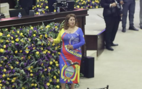El look tricolor de la activista Gloria Barros.
