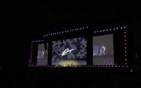 El cantante ecuatoriano Dicapo fue el telonero del recital, y ofreció su show de 45 minutos.