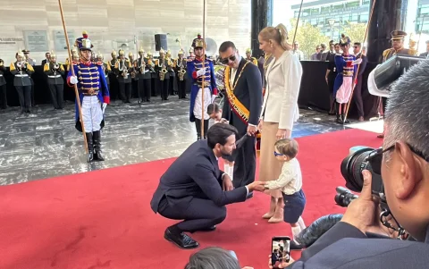 El pequeño Furio protagonizó un tierno momento al saludar a Niels Olsen, presidente de la Asamblea Nacional, en plena ceremonia oficial.