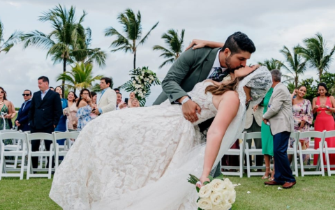Un gran beso se dieron los novios.