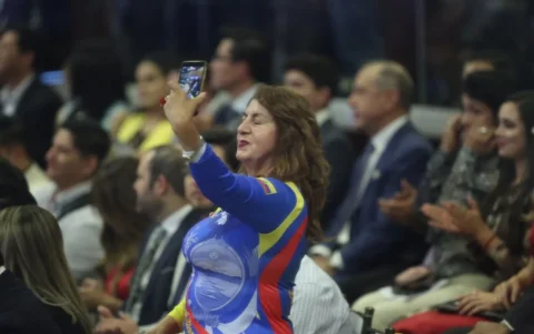 Gloria Barros asistió al informe a la Nación con un vestido de bandera de Ecuador.