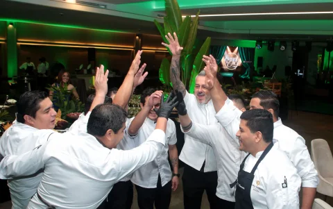 Los chefs reciben palabras de estímulo de su líder gastronómico.