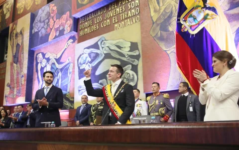 Daniel Noboa en el centro. De izquierda a derecha, Niels Olsen, presidente de la Asamblea; y María José Pinto, vicepresidenta de la República.