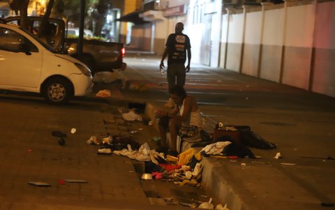 Personas en situación de calle, entre desechos. Centro de Guayaquil.