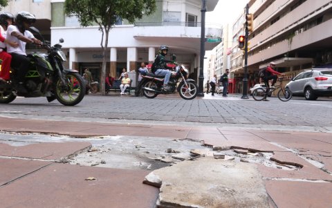 El suelo en calles turísticas también se ve afectada por el paso de los años.