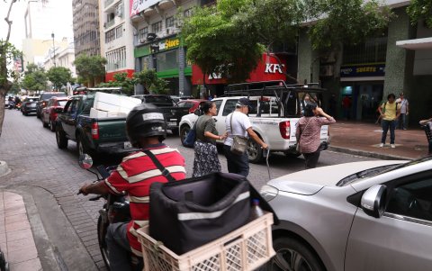 El desorden peatonal y los vehículos eléctricos que no respetan las leyes de tránsito.