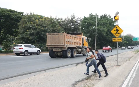 Escena. En el sector, la mayoría de ciudadanos cruza corriendo la vía a la costa. Más adelante hay dos uniformados y un paso cebra casi borrado.