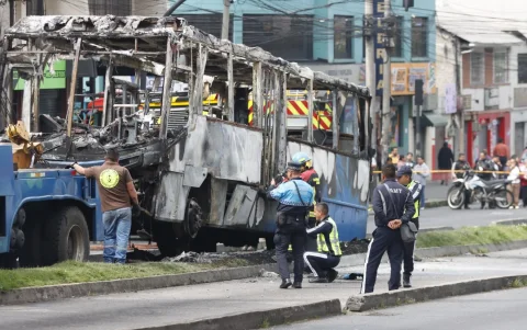 Tragedia. Bus no respetó luz roja en Quito e impactó motocicleta donde viajaban padre e hija; ambos murieron tras incendio