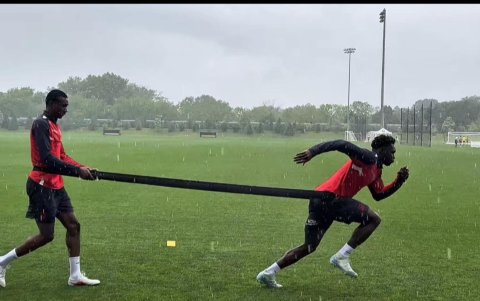 Denil Castillo y Jordy Caicedo durante la práctica de ayer en medio de la lluvia, en Columbus.