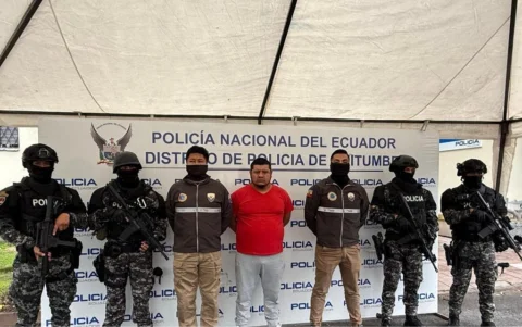 Agentes de la Policía Nacional presentan al detenido durante el operativo en Quitumbe.