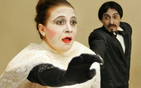 Con recursos minimalistas, inteligencia artificial y textos originales de José Martínez Queirolo, la puesta en escena revive conflictos sociales que continúan vigentes en la actualidad.