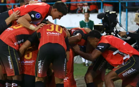 Jugadores del Deportivo Cuenca celebran un gol convertido en la Copa Sudamericana 2026.